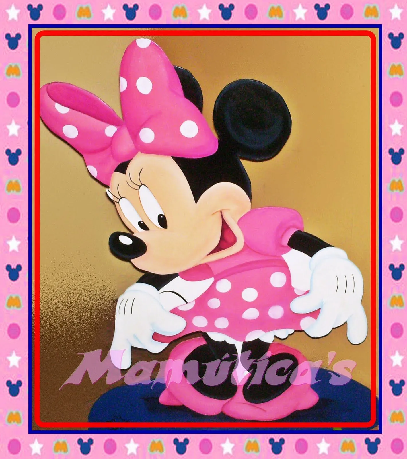 Minnie bailando con su vestido fucsia de lunares blancos