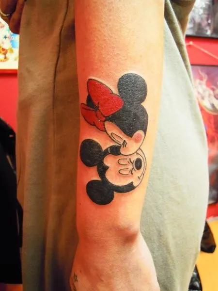 Minnie besando a Mickey Mouse - Tatuajes para Mujeres