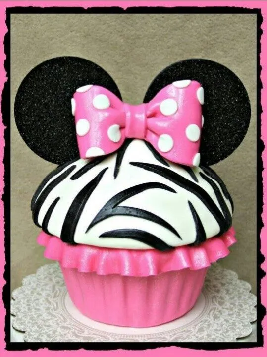 Minnie Mouse giant cupcake | Things to show bailey for the ...