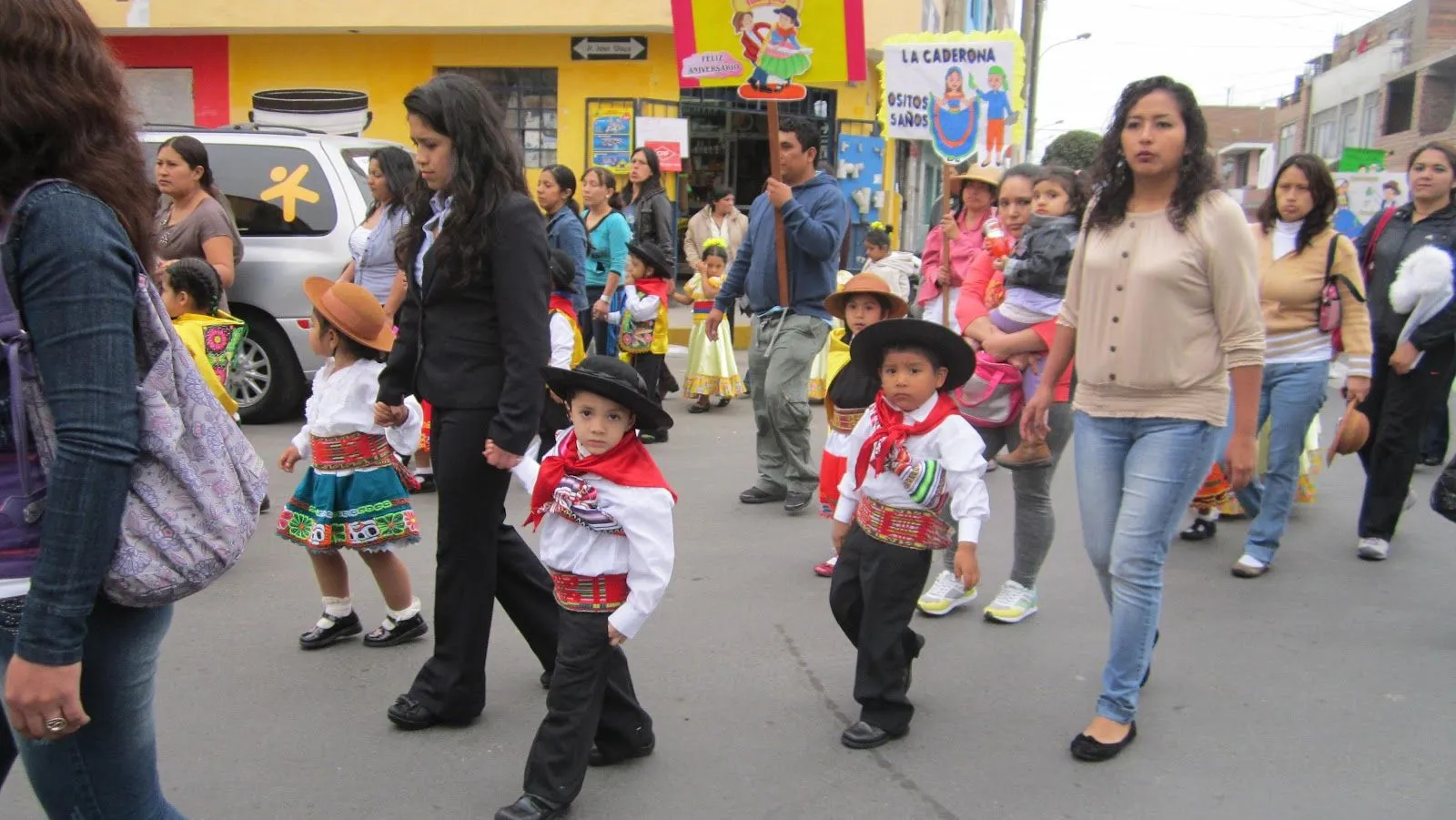 MIRANDOPINANDO: TRAJES TÍPICOS DEL PERÚ