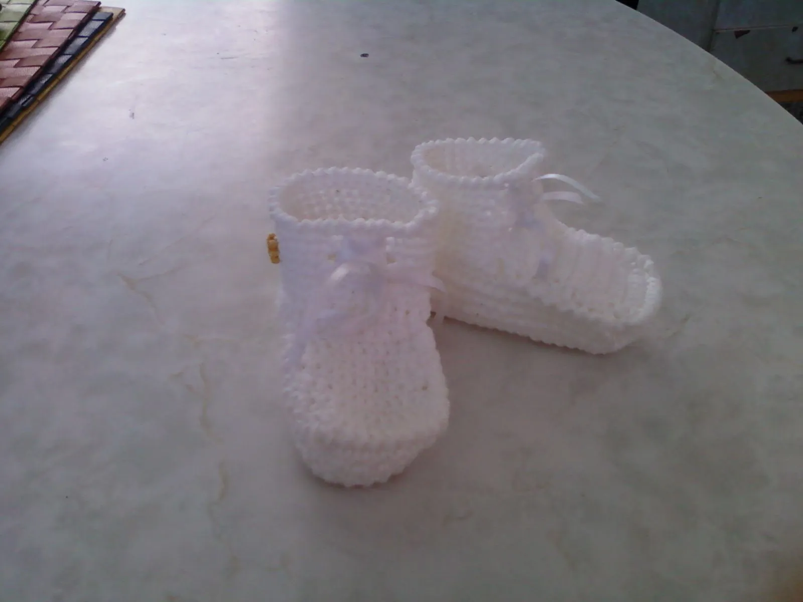 luego de mirar varios moldes aqui estan mis propios zapatitos de bebe