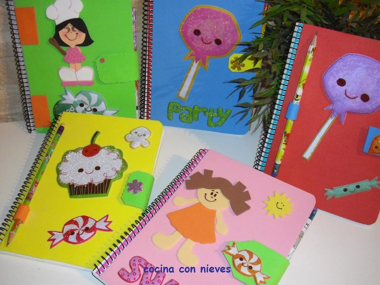 MISS APAÑOS: Libretas decoradas con goma eva