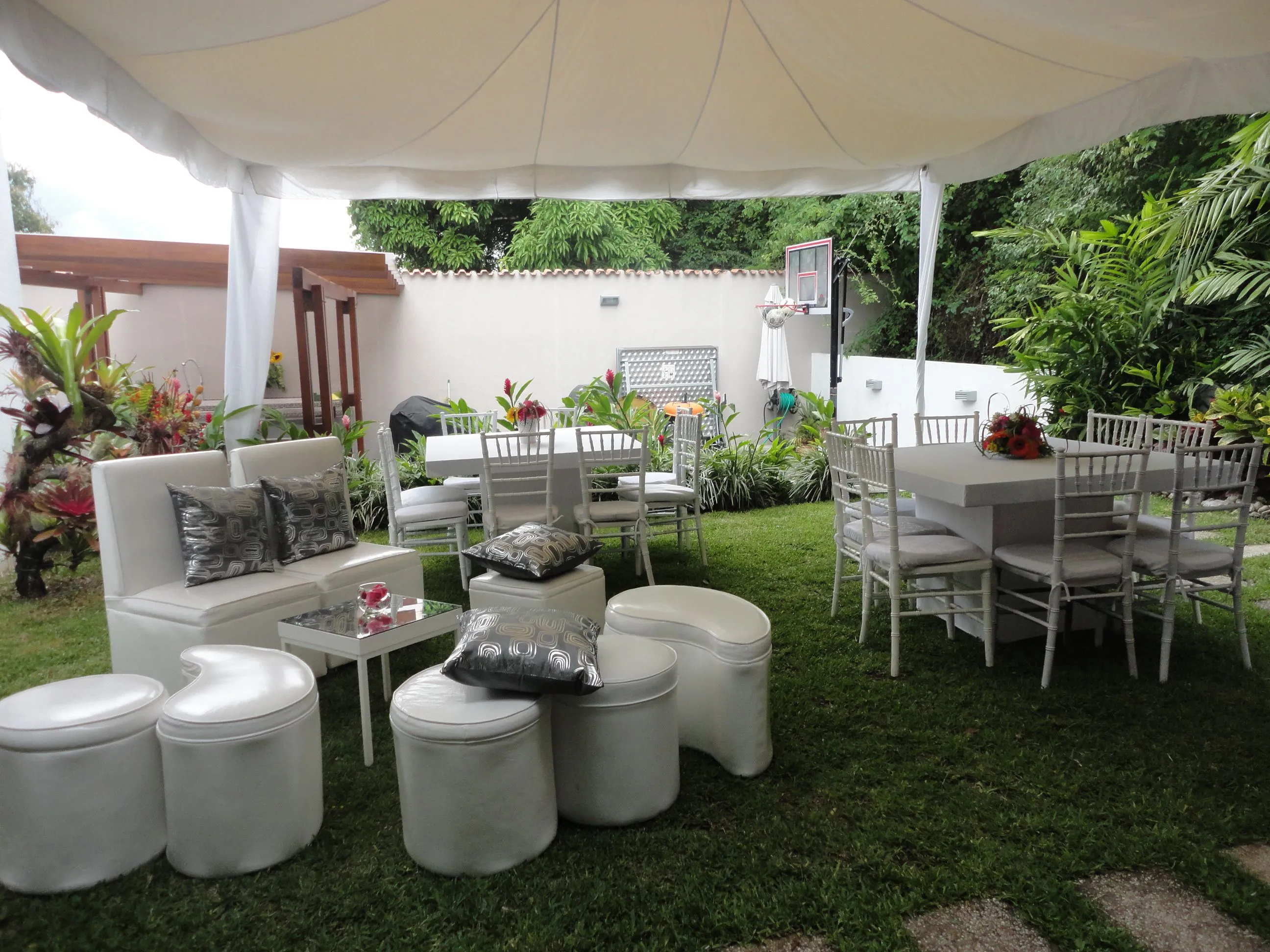 Mobiliario para Fiestas, Mesas, Sillas, lounges, Toldos y mucho ...