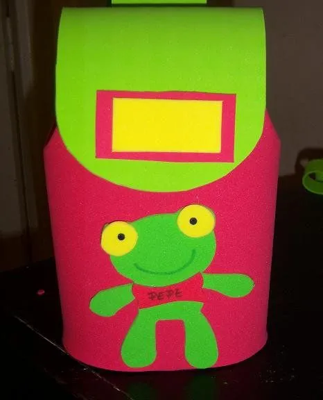 Cazando Reliquias..: Mochilas souvenirs sapo pepe de goma eva!