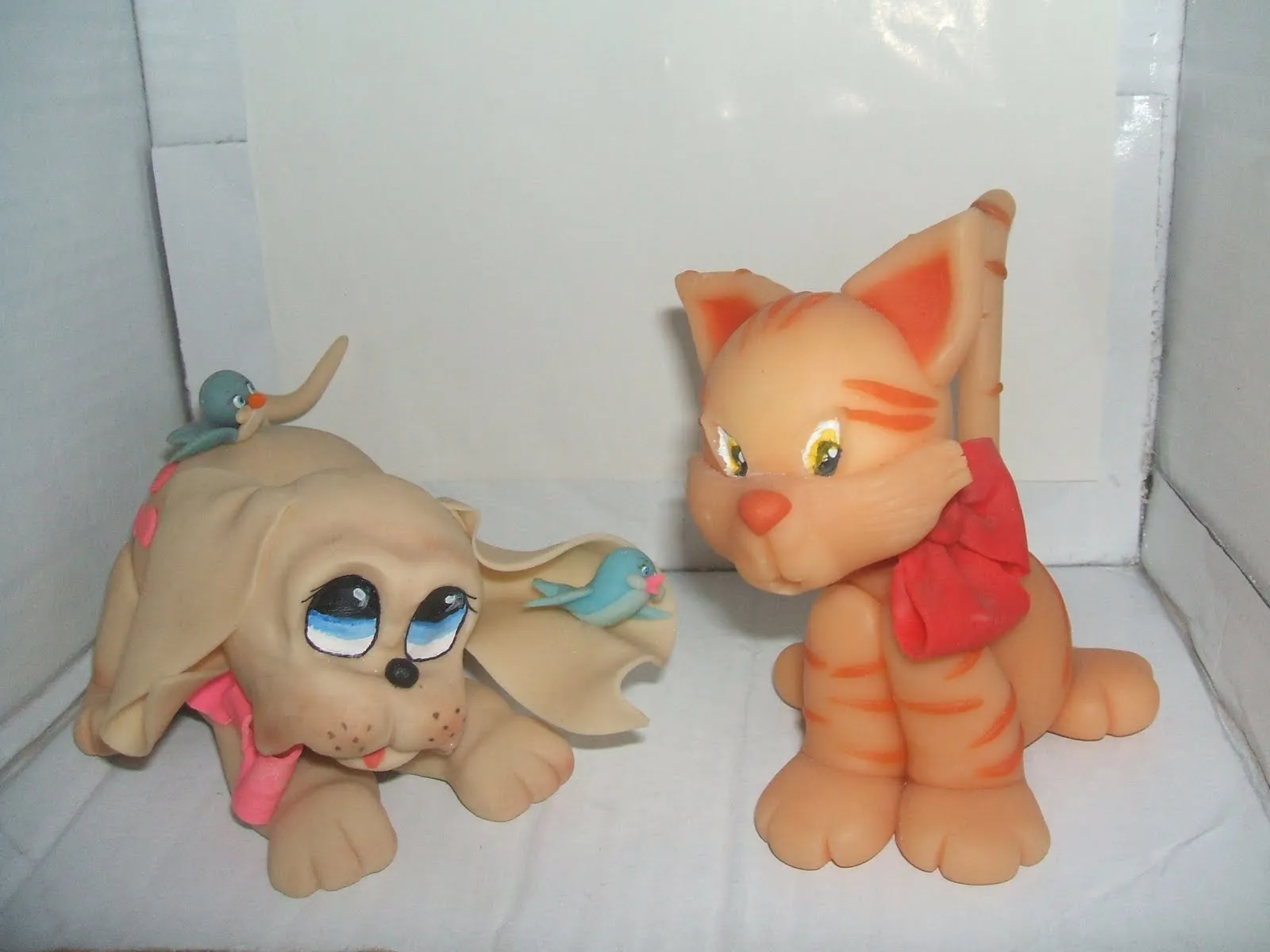 MODELADOS ORIGINALES EN PORCELANA FRIA: Perro y gato