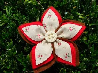 Otro modelo de la flor de cinco pétalos, esta vez en rojos y marrones ...