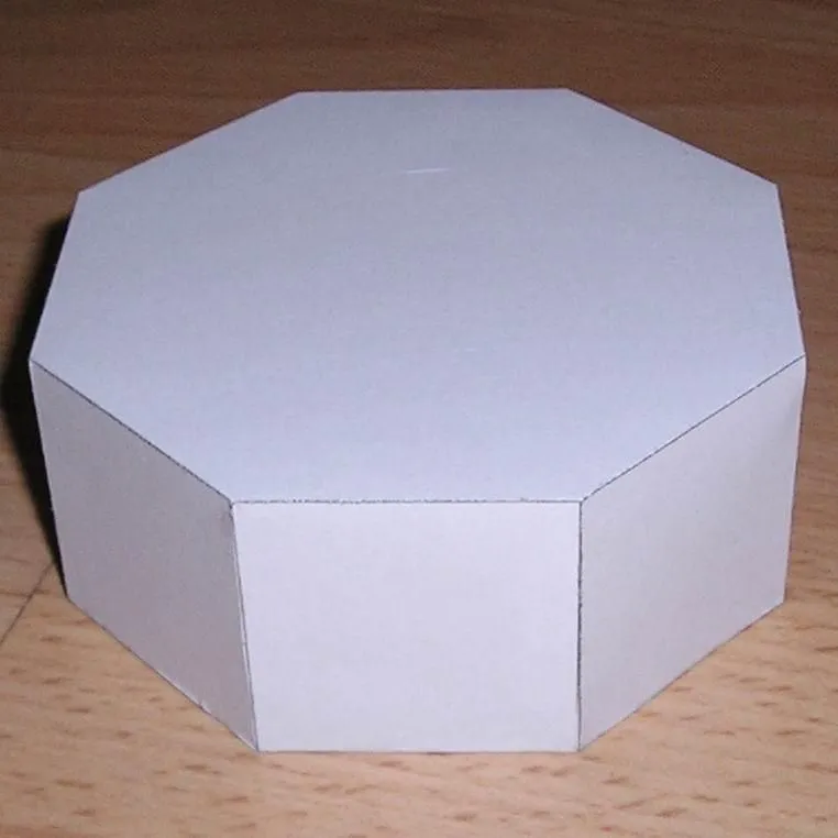 Modelo de papel de un prisma octagonal