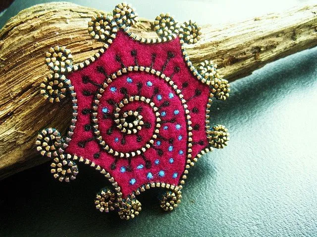 Modelos de broches hechos con cremalleras - Javies.com