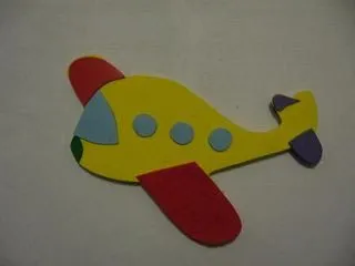 Modelos de medios de transporte hechos en foami para niños