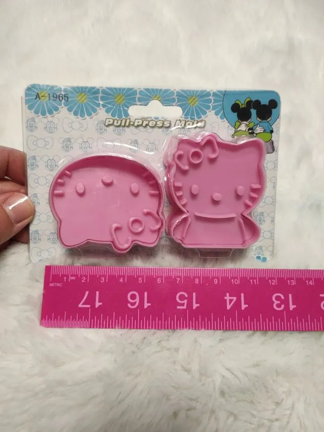 Moldes galletas o plastilina Hello Kitty second hand for £3 in Saldaña in  WALLAPOP