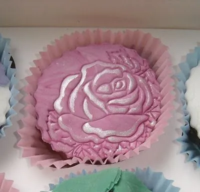 Mónica Cupcakes: TUTORIAL: CÓMO PINTAR CON COLORANTES y BRILLOS EN ...