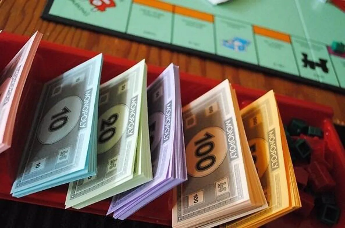 Monopoly sustituye por dinero real sus billetes