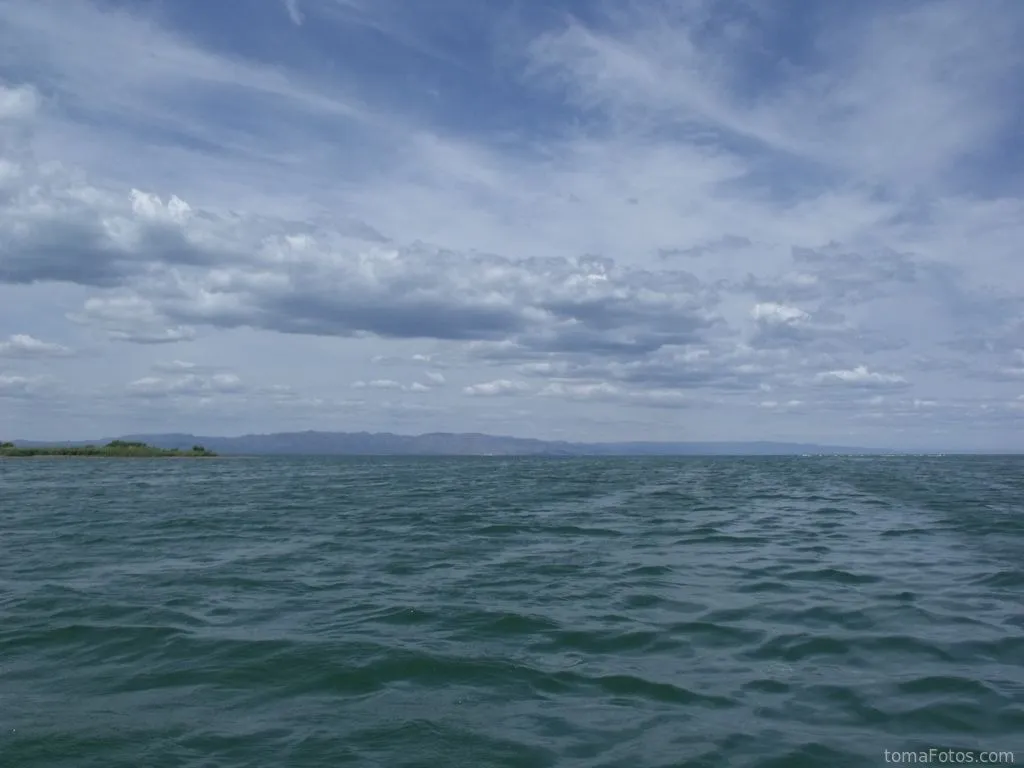 Las montañas de la costa vistas desde el mar