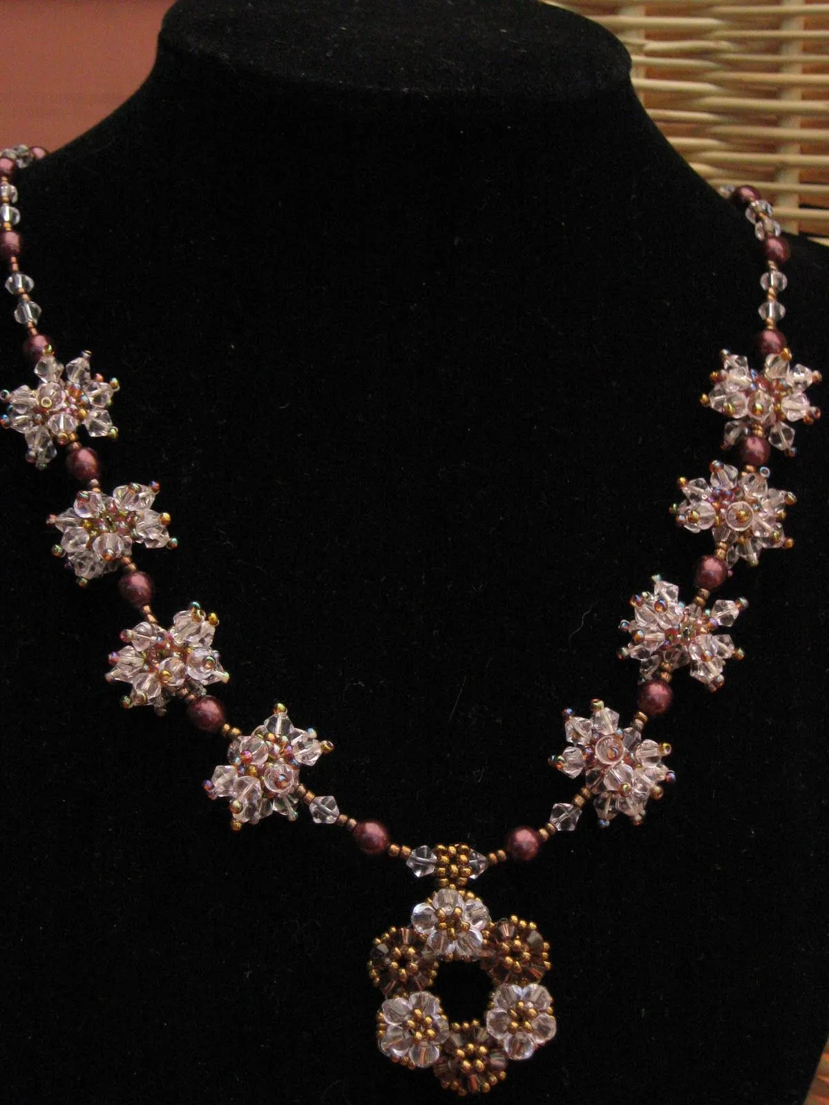 mostacillas de nohemi: collar primavera en tonos rosas