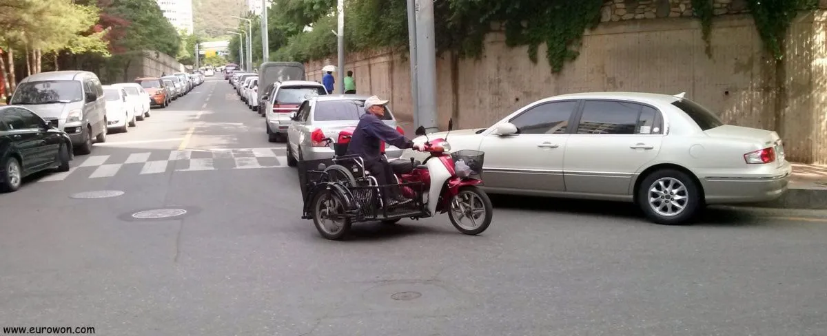 En moto y en silla de ruedas, al mismo tiempo [