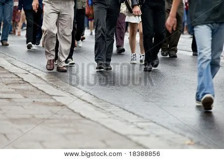 La muchedumbre caminando - grupo de personas caminando juntos ...