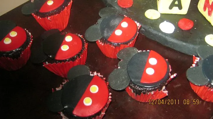 CUPCAKES Y MUFFINS - DELICIAS KARINOSTKY: CUPCAKES MICKEY MOUSE