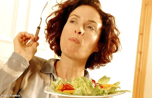 Mujer comiendo ensalada « Abajo el sobrepeso