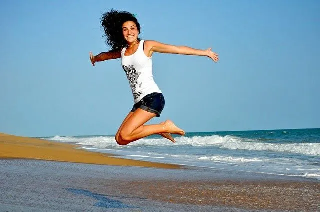 Mujer joven saltando de alegría y felicidad | Imagenes Sin Copyright