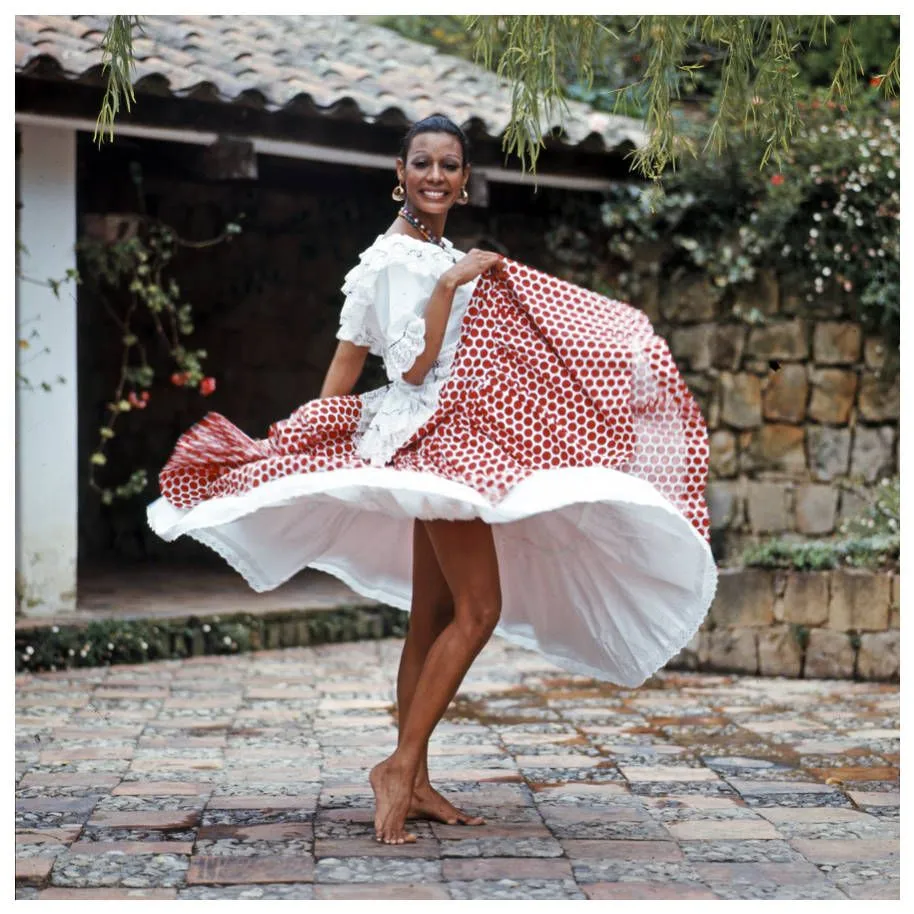 Mujer con traje típico del Chocó - Colección fotográfica - Hernán Díaz -  Colecciones digitales - Biblioteca Virtual del Banco de la República