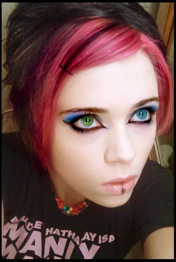 MUJERES BONITAS TANBIEN HACEN PARTE DE EMOS