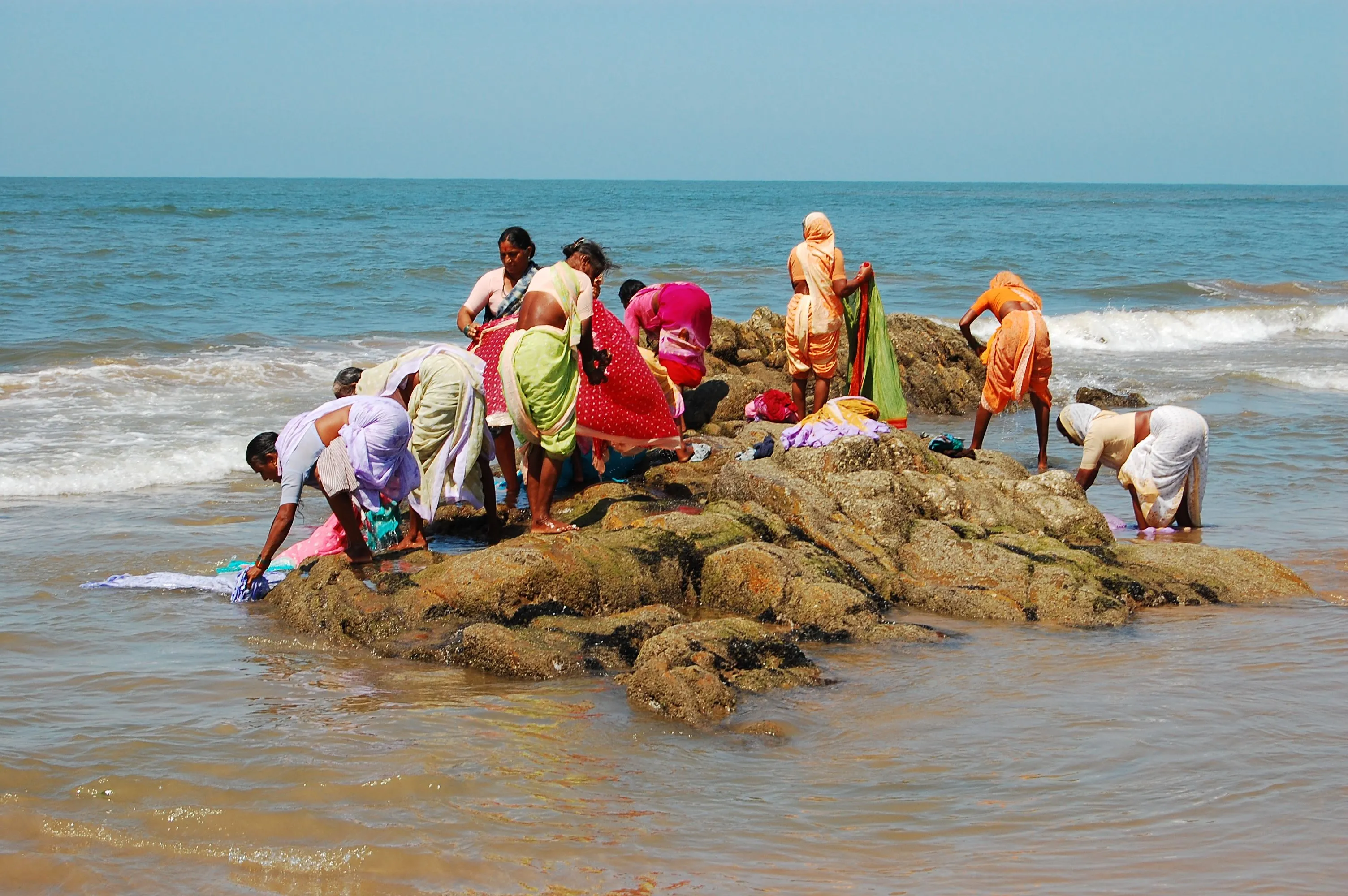 Mujeres lavando ropa en la orilla del mar de Arabia | Al-