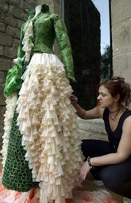 Mujeres y Modas: Vestidos hechos con condones reciclados