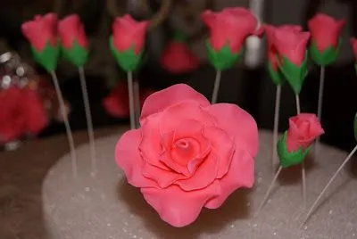 Mundo Bizcocho: Como hacer rosas y hojas en pasta de goma