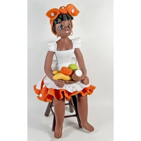 Muñeca palenquera sentada en butaca de madera en porcelanicron ...