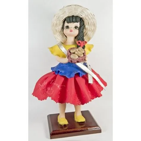 Muñeca campesina parada en base de madera en porcelanicron ...