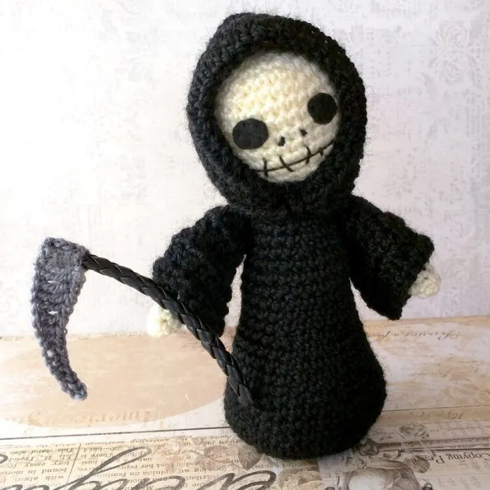 Muñeco muerte de ganchillo | Monstruos de ganchillo, Muñecos de ganchillo, Disney de crochet