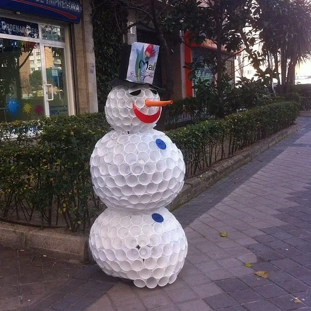 Muñeco de nieve hecho de vasos de plástico :O #snowman | Flickr ...