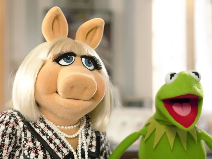 Os Muppets traz de volta às telonas o famoso casal Kermit, o sapo ...