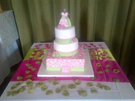 My baby shower cake from Todo Dulces. I chose vanilla and almond ...