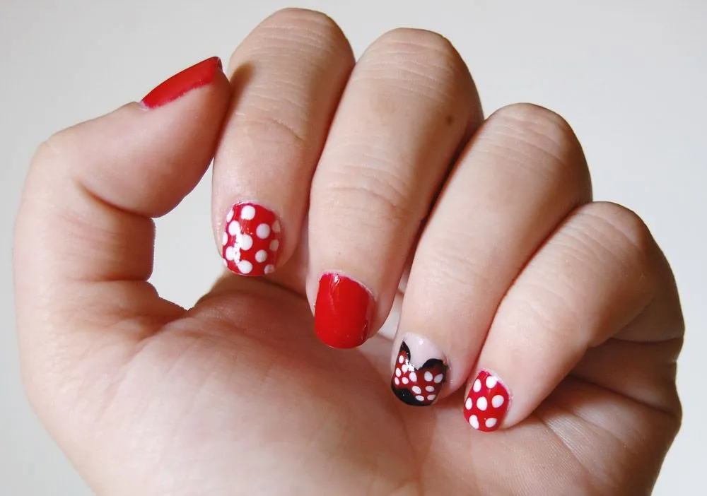 Más nail art.: NOTD: Uñas estilo Minnie Mouse.