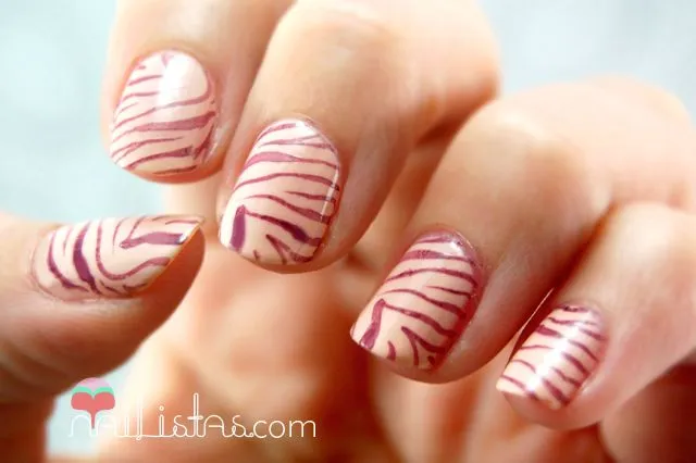 Nailistas: Uñas decoradas con animal print de cebra // Konad M57