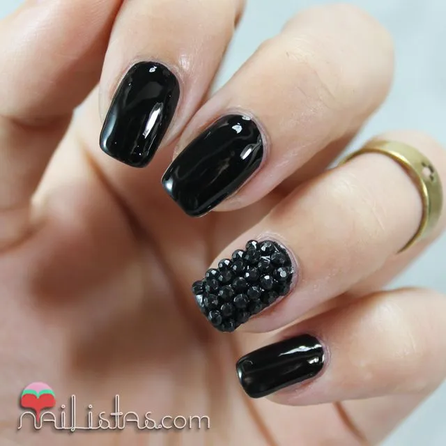 Nailistas: Uñas decoradas en negro charol con piedras | nail art