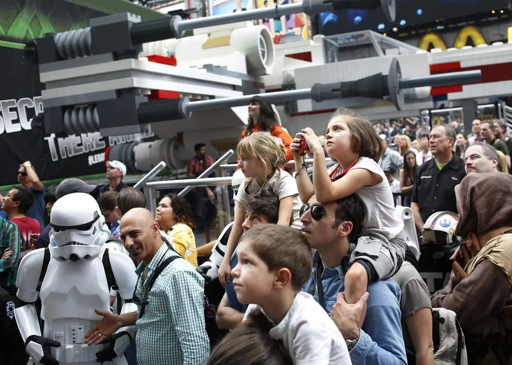 Nave de Luke Skywalker aterriza en Times Square - NM Actualidad