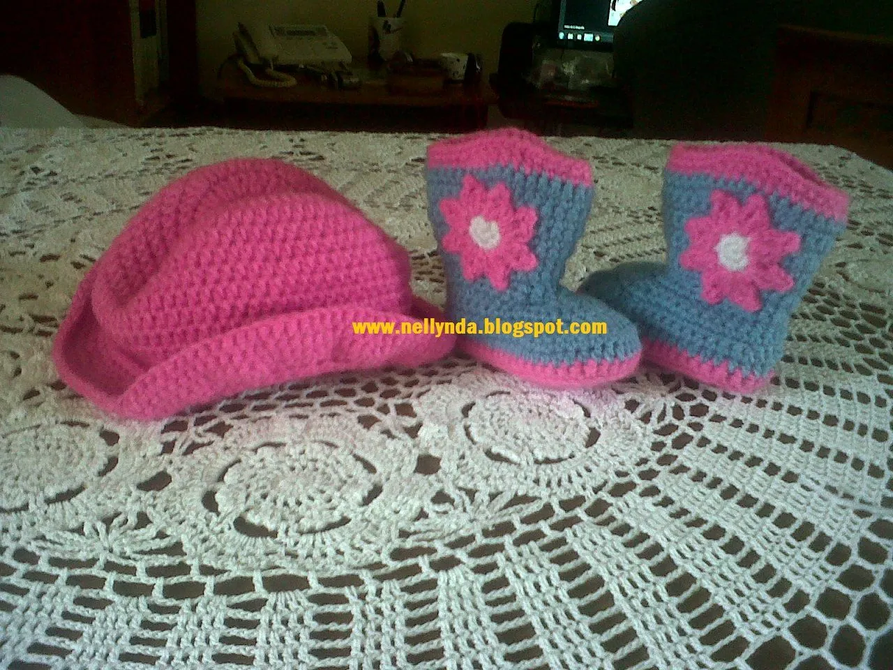 NELLYNDA: BOTAS VAQUERAS Y SOMBREROS PARA BEBE EN CROCHET