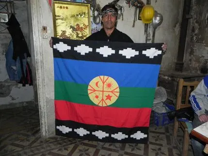 Nelson Caipil recibió la bandera mapuche