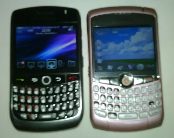 New Image: BlackBerry Javelin vs. BlackBerry Curve | CrackBerry.