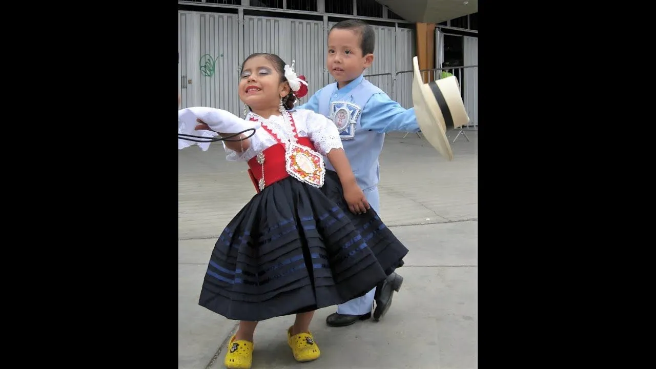 NIÑA 3 AÑOS BAILA MARINERA PLAZA DE TRUJILLO 2013 - YouTube