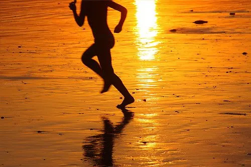 Niña Corriendo hacia el Agua | Flickr - Photo Sharing!