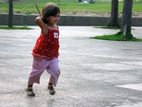 Niña corriendo - a photo on Flickriver