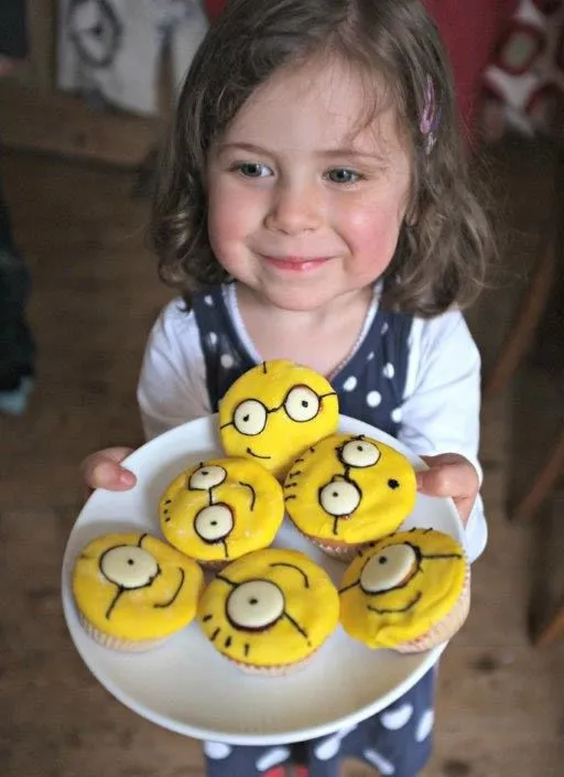 Niña doblemente feliz