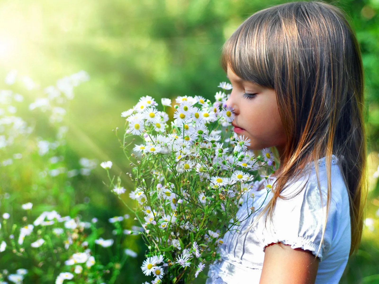 Niña oliendo flores - Imagui