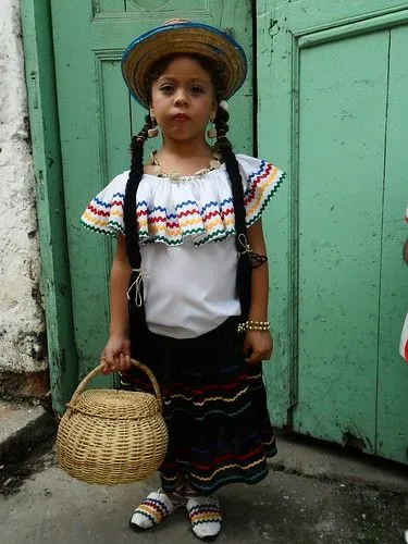 Niña con traje típico antioqueño en Sopetrán | Flickr - Photo Sharing!