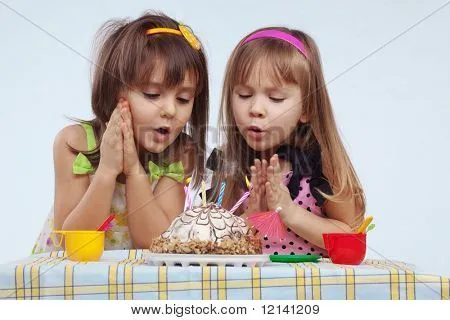 Niñas comiendo pastel de cumpleaños Fotos stock e Imágenes stock ...
