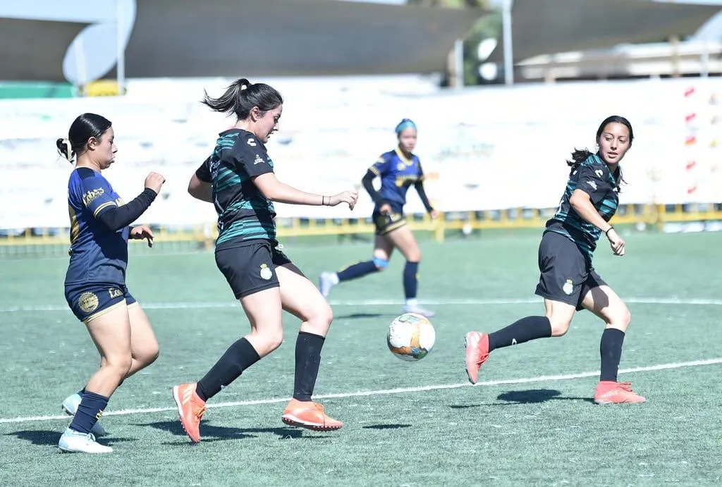 Niñas y jovencitas lucen en la cancha durante la Copa Santos Peñoles