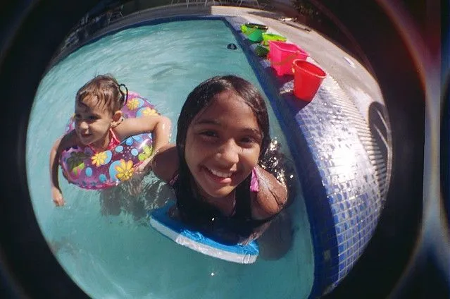 niñas jugando en la piscina | Flickr - Photo Sharing!